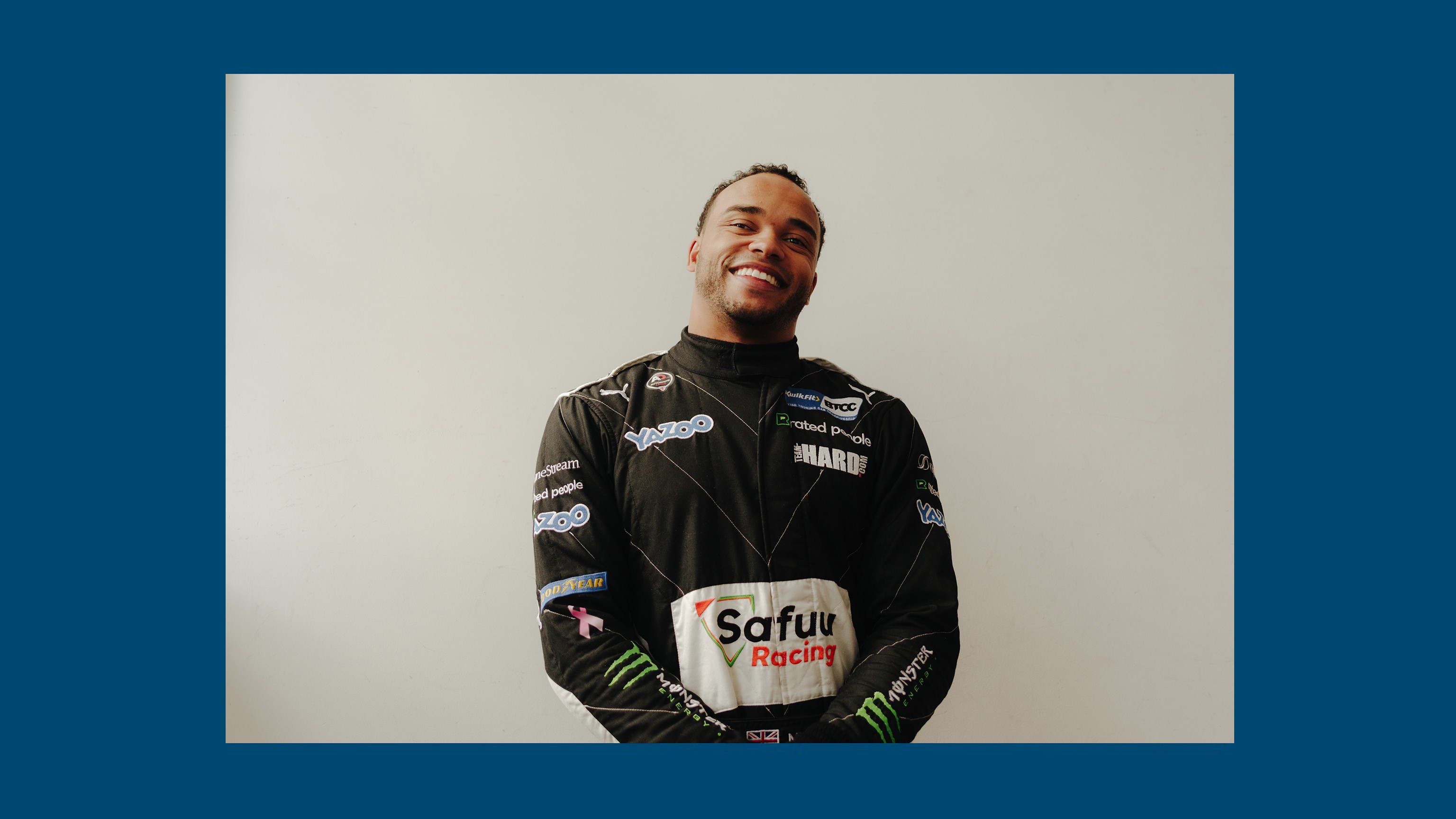 O piloto de corridas e convivado da MINI, Nicolas Hamilton equipado com o seu fato de corrida e pousar para a câmera.